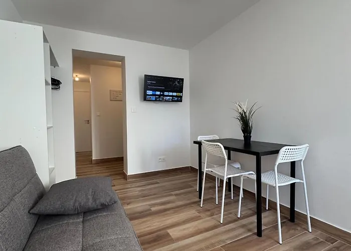 Elegant In A Quiet Town - Everything Nearby Apartment